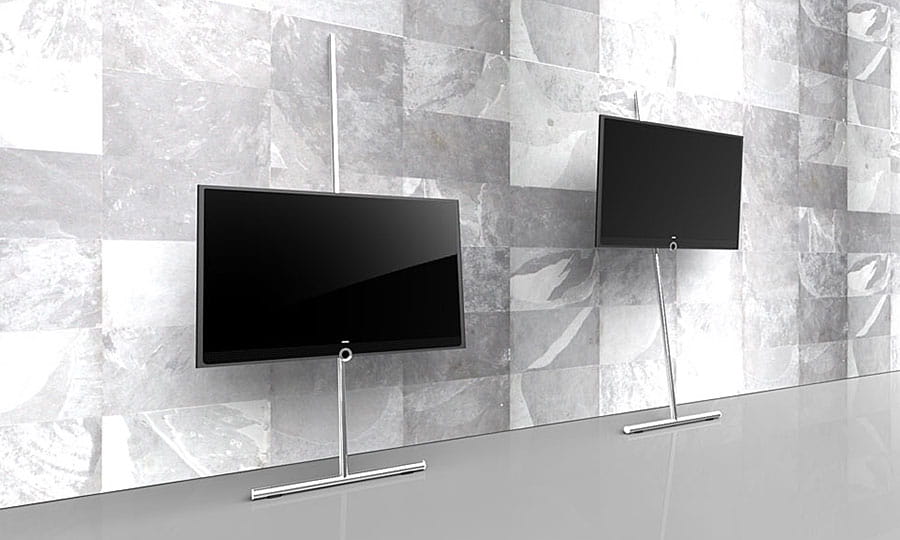 fot. Sztaluga ścienna LOEWE Wall Stand Flex z zawieszonym telewizorem.